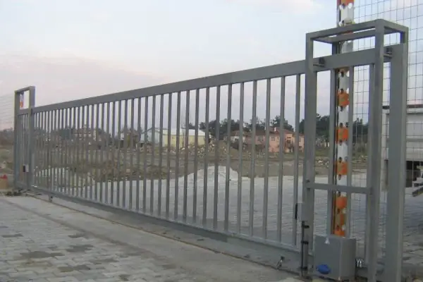 Yana Kayar Bahçe Kapıları