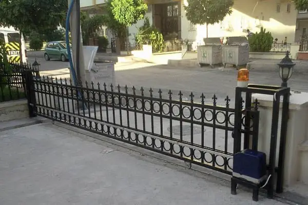 Yana Kayar Bahçe Kapıları